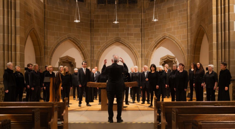 KMD Burkhard Geweke dirigiert die Kantorei der Christuskirche. Foto: Vincent Elvis Nass