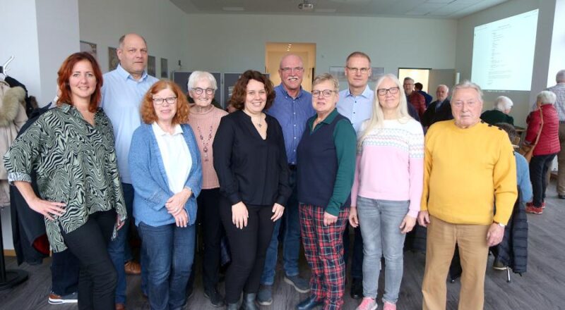 Eleni Konstantinidis (Geschäftsführerin, von links), Stefan Dieselhorst (Beisitzer) Renate Kantim (Schriftführerin), Renate Köster (Kassenprüferin) Lisa Möller (ehemalige Kassiererin), Fritz Brockbartold (ehemaliger stellvertretender Geschäftsführer), Heike Kortekamp (Vorsitzende), Volker Wattenberg (Kassierer), Angela Wittemeier (stellvertretende Geschäftsführerin) und Kassenprüfer Wilfried Müller von Partnerschaftsverein. Foto: Thomas Dohna