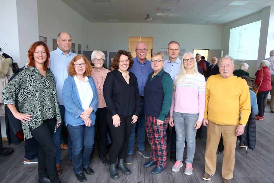 Eleni Konstantinidis (Geschäftsführerin, von links), Stefan Dieselhorst (Beisitzer) Renate Kantim (Schriftführerin), Renate Köster (Kassenprüferin) Lisa Möller (ehemalige Kassiererin), Fritz Brockbartold (ehemaliger stellvertretender Geschäftsführer), Heike Kortekamp (Vorsitzende), Volker Wattenberg (Kassierer), Angela Wittemeier (stellvertretende Geschäftsführerin) und Kassenprüfer Wilfried Müller von Partnerschaftsverein. Foto: Thomas Dohna