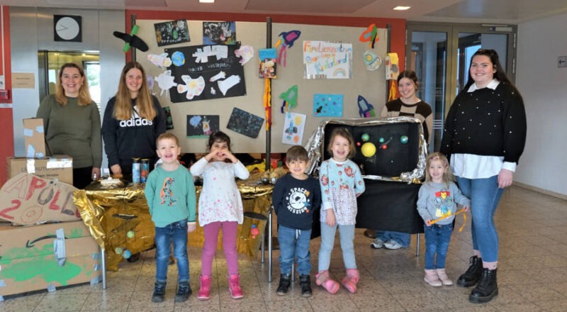 Kinder und Erzieherinnen präsentierten die Werke zum Thema Weltraum im Rathausfoyer. Foto: Privat