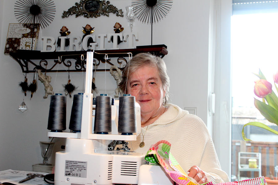 In Ehrenamt und Hobby: Birgitt Psiorz hält die Fäden in der Hand. Foto: Christine Reuner