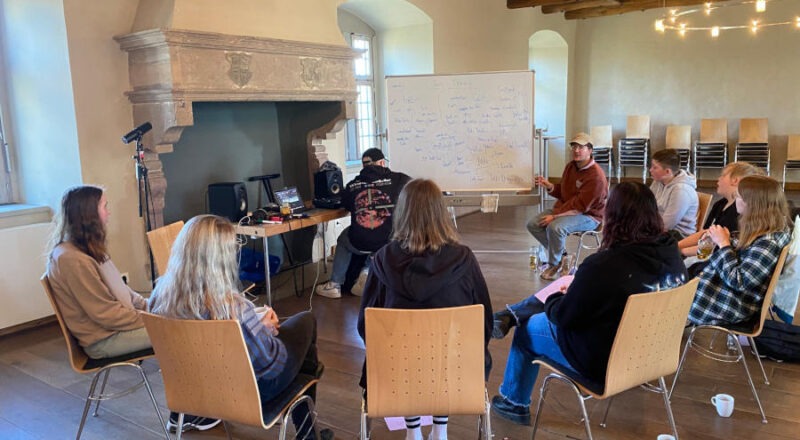 Songwriting: Gemeinsam mit dem Musikduo Ottolien schreiben und produzieren die Jugendlichen im Kurs „Burg meets Pop“ ihren eigenen Song. Foto: Kulturstellwerk Nordlippe