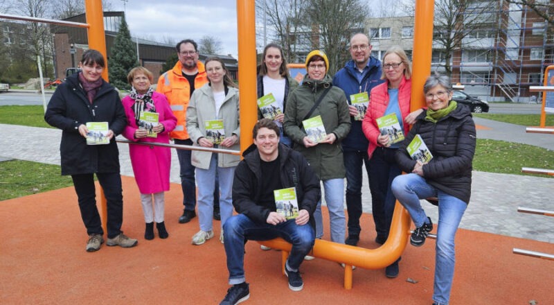 Präsentieren die aktuelle Ausgabe des Magazins „natur erleben“ (v. l.): Heike Meyer zu Bentrup (Umweltamt), Almut Fortmeier (Dezernat für Schule, Bürger, Kultur und Sport), Michael Koch (UWB), Pia Bültmann (Bauamt), Sebastian Bunzel (Sportamt), Nina Küpers (Bauamt), Malin Stuckmann (UWB), Jürgen Deppemeier (Amt für Verkehr), Beate Kleinewietfeld (deteringdesign) und Michaela Hagmeister (Umweltamt). Foto: Umweltbetrieb/Stadt Bielefeld.