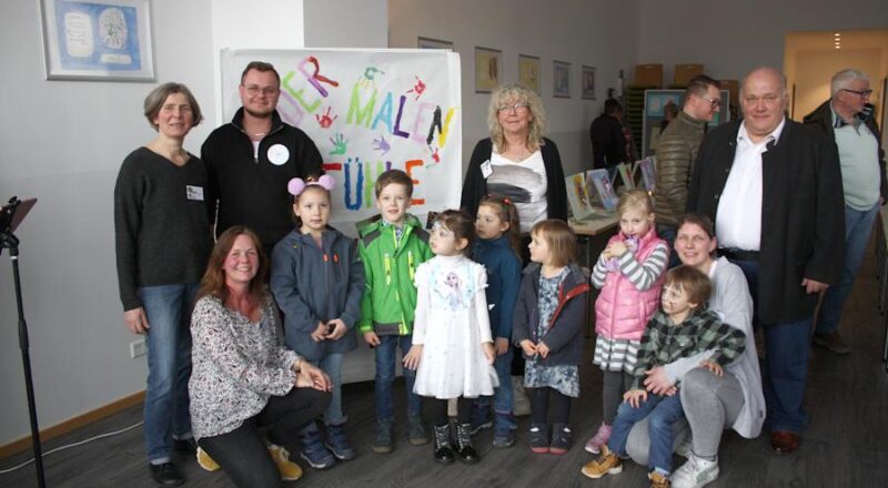 Heilpädagogin Annett Peter (von links), Erzieherin Nicole Horning, Jason Jochem vom Verein Courage, Kita-Leiterin Claudia Schneider, Erzieherin Andrea Stölting und der stellvertretende Bürgermeister Andreas Brinkmann haben mit Kindern die Ausstellung eröffnet. Foto: Thomas Dohna