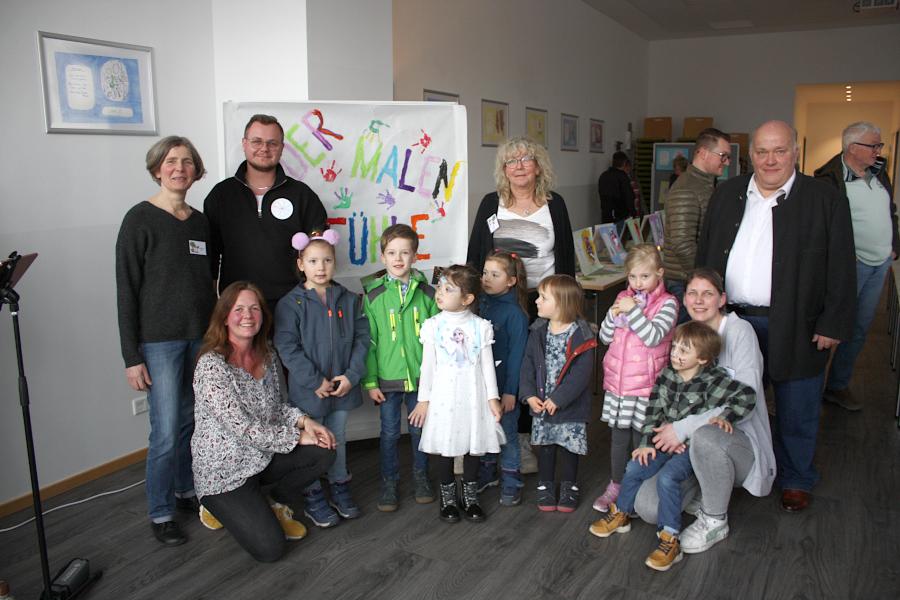 Heilpädagogin Annett Peter (von links), Erzieherin Nicole Horning, Jason Jochem vom Verein Courage, Kita-Leiterin Claudia Schneider, Erzieherin Andrea Stölting und der stellvertretende Bürgermeister Andreas Brinkmann haben mit Kindern die Ausstellung eröffnet. Foto: Thomas Dohna