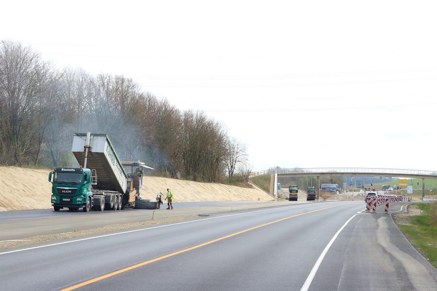 Auf der B66 werden die Rampen für die Zufahrt zum Gewerbegebiet Asemissen asphaltiert. Ab Donnerstag, 4. April 2024, gibt es Sperrungen an verschiedenen Straßen rund um die neue Trasse der B66. Foto: Thomas Dohna