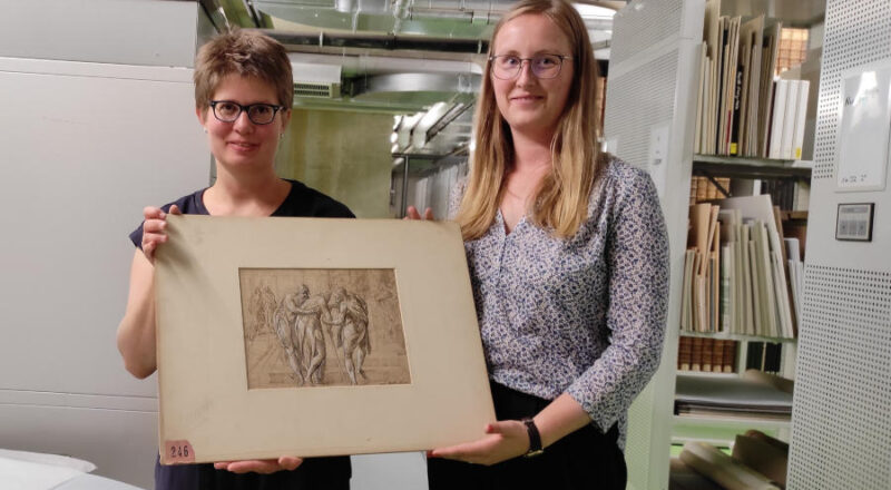 Projektleiterin Dr. Christiane Rühling (links, Landesbibliothek) und Kunsthistorikerin Isabelle Christiani mit einer der Zeichnungen. Foto: Lippische Landesbibliothek