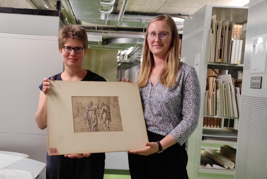 Projektleiterin Dr. Christiane Rühling (links, Landesbibliothek) und Kunsthistorikerin Isabelle Christiani mit einer der Zeichnungen. Foto: Lippische Landesbibliothek