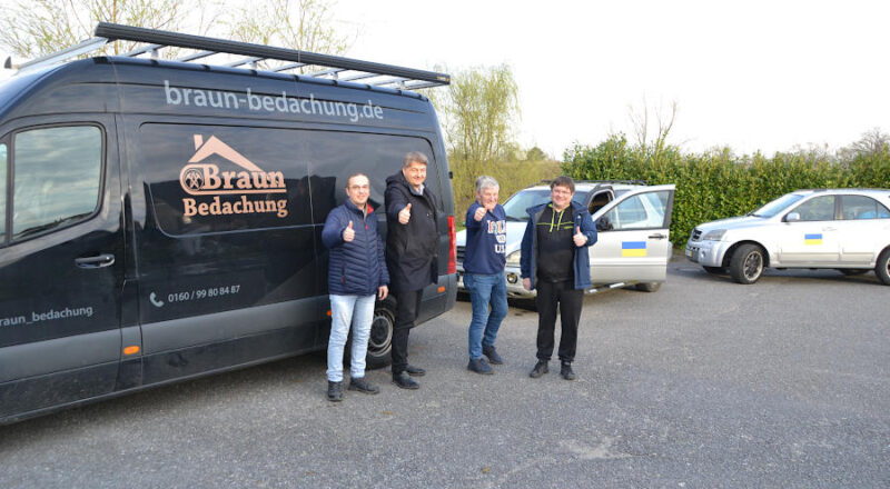 Die Fahrer des Hilfs-Convoi Maxim Lopatiuk, Dr. Martin Betge, Ulli Nolting und Olexander Grydin (von links) bei der Abfahrt in Leopoldshöhe. Foto: Privat