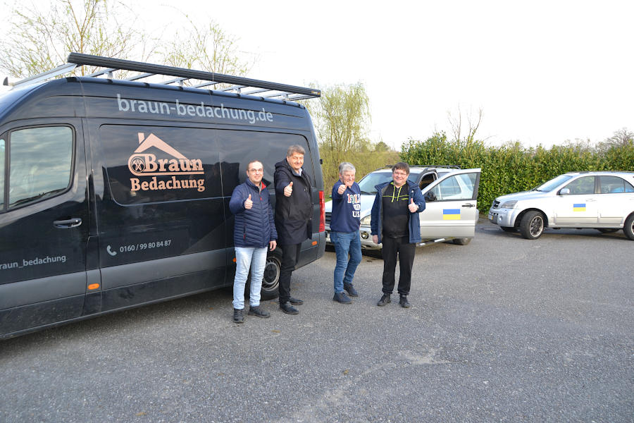 Die Fahrer des Hilfs-Convoi Maxim Lopatiuk, Dr. Martin Betge, Ulli Nolting und Olexander Grydin (von links) bei der Abfahrt in Leopoldshöhe. Foto: Privat