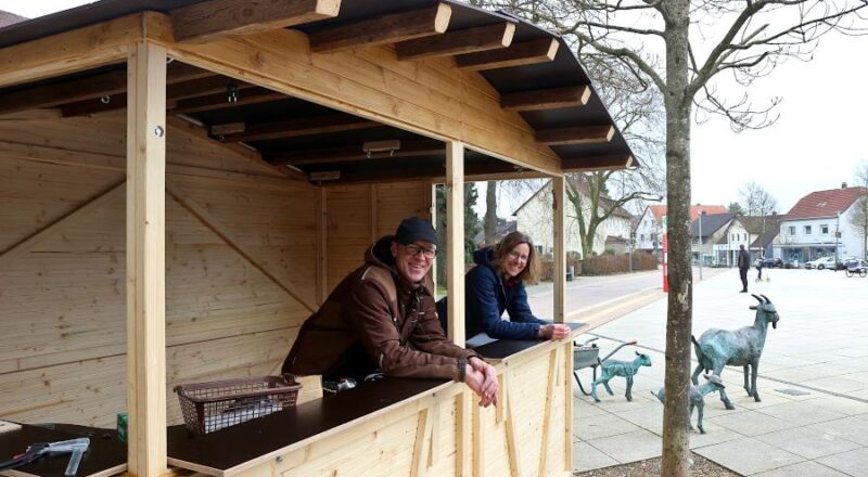 Küster Eckardt Wedemann und Helferin Sonja Düning stehen in der neuen Hütte am Café 104. Foto: Thomas Dohna