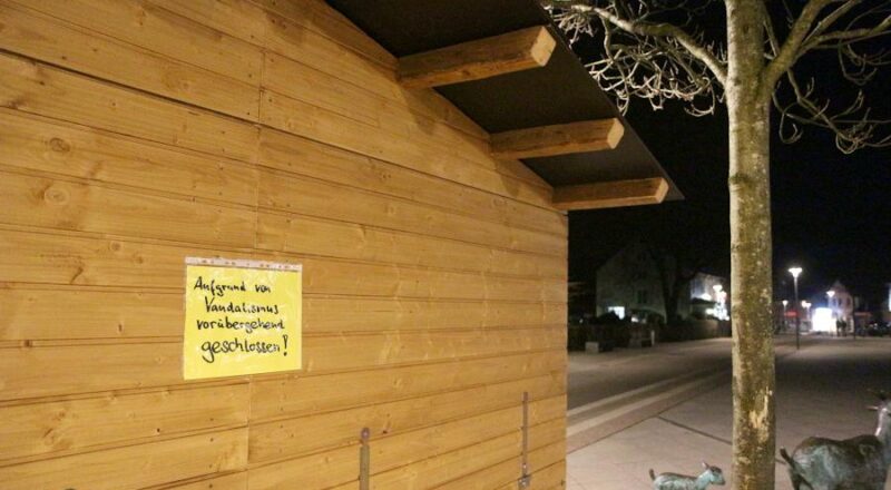 Die Hütte, aus der heraus die evangelisch-reformierte Kirchengemeinde Leopoldshöhe Kunsthandwerk zugunsten der Kirchenrenovierung verkauft, ist in der Nacht zu Sonntag schwer beschädigt worden. Foto: Thomas Dohna