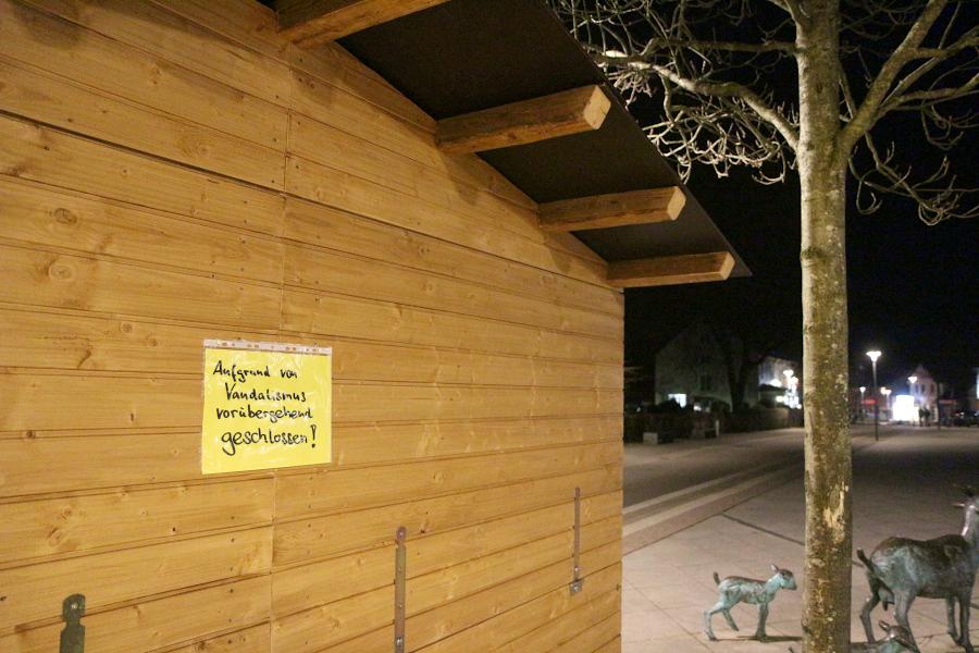 Die Hütte, aus der heraus die evangelisch-reformierte Kirchengemeinde Leopoldshöhe Kunsthandwerk zugunsten der Kirchenrenovierung verkauft, ist in der Nacht zu Sonntag schwer beschädigt worden. Foto: Thomas Dohna