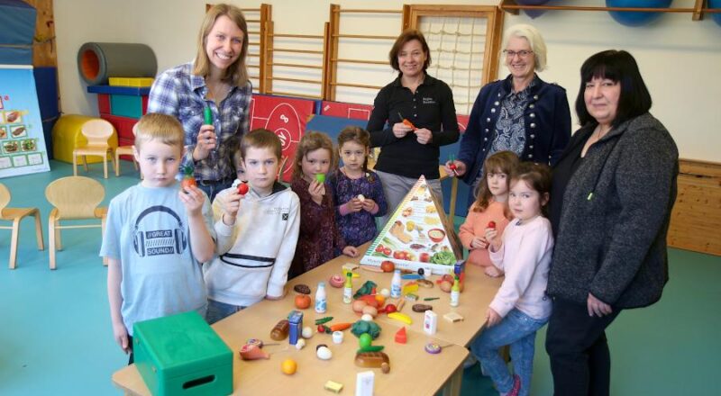 Henri, Vincent, Mathis, Romina, Mariella, Melissa und Rike (von links) haben mit Erzieherin Stina Flügge (links) und Regina Steinfort viel zu gesunder Ernährung gelernt. Claudia Holle (zweite von rechts) von der Osthueshenrich-Stiftung und die Leiterin der Kindertagesstätte Regenbogen Kinderland Claudia Märzke (rechts) schauen sich die Ergebnisse an. Foro: Thomas Dohna