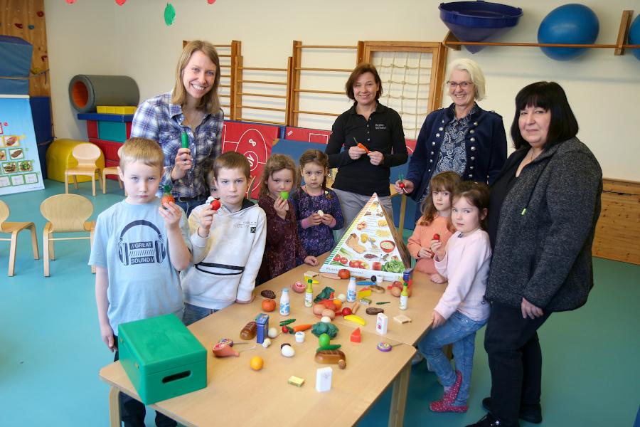 Henri, Vincent, Mathis, Romina, Mariella, Melissa und Rike (von links) haben mit Erzieherin Stina Flügge (links) und Regina Steinfort viel zu gesunder Ernährung gelernt. Claudia Holle (zweite von rechts) von der Osthueshenrich-Stiftung und die Leiterin der Kindertagesstätte Regenbogen Kinderland Claudia Märzke (rechts) schauen sich die Ergebnisse an. Foro: Thomas Dohna