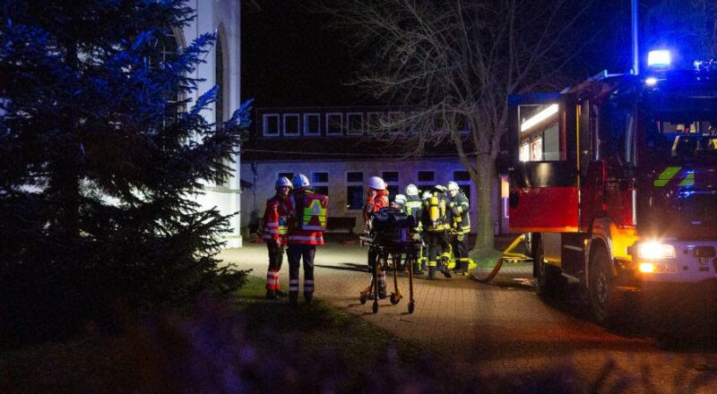 Die freiwilligen Kräfte des DRK Leopoldshöhe bereiten sich im Licht eines Feuerwehrwagens auf ihren Einsatz an der Kirche am Marktplatz vor. Foto: Mandy Göhler/Kirchengemeinde Leopoldshöhe