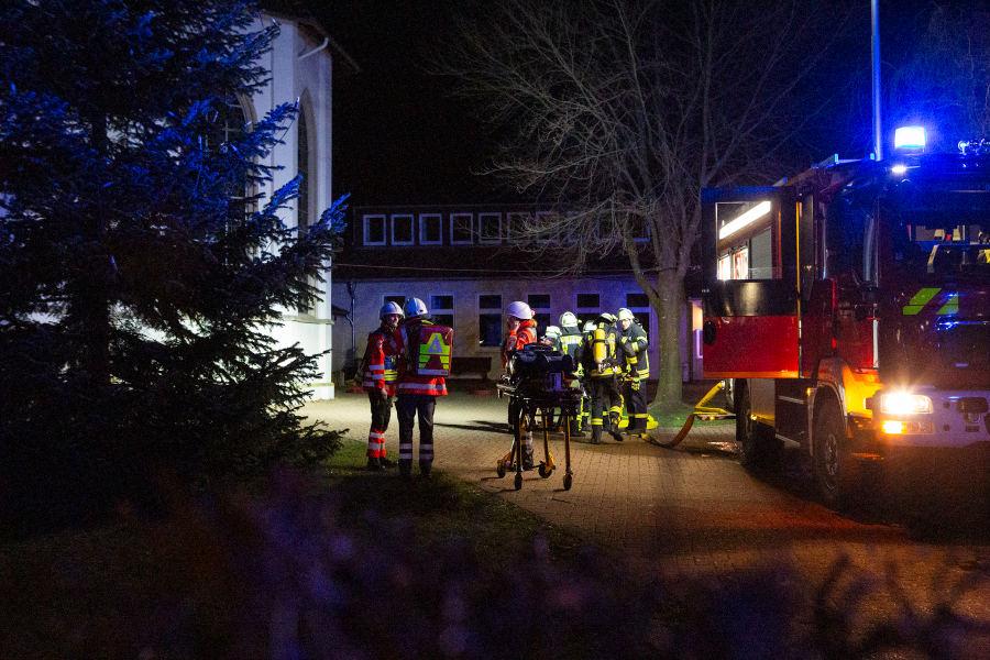 Die freiwilligen Kräfte des DRK Leopoldshöhe bereiten sich im Licht eines Feuerwehrwagens auf ihren Einsatz an der Kirche am Marktplatz vor. Foto: Mandy Göhler/Kirchengemeinde Leopoldshöhe