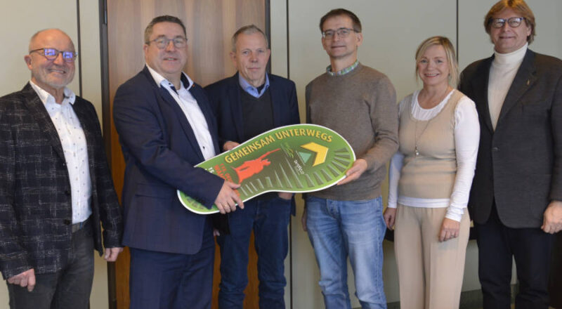 Klaus Stein (Schatzmeister LHB), Landrat Dr. Axel Lehmann, Heimatbund-Vorsitzender Dr. Albert Hüser, Olaf Biere (Fachstelle Wandern LHB), Yvonne Huebner (Geschäftsführerin LHB) und Günter Weigel (Geschäftsführer LTM) (von links) freuen sich über die engere Zusammenarbeit. FOTO: LTM