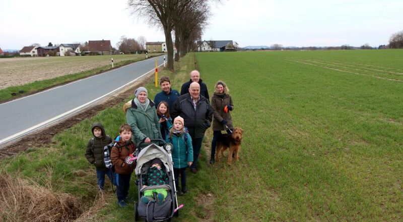 Hugo, Jan, Andrea Stölting, Anna, Greta (vorn von links), Christian Kühnel, Andreas Brinkmann, Bernd Hamann, Anne Plaß und Gonzo freuen sich über den Gehweg. Foto: Thomas Dohna