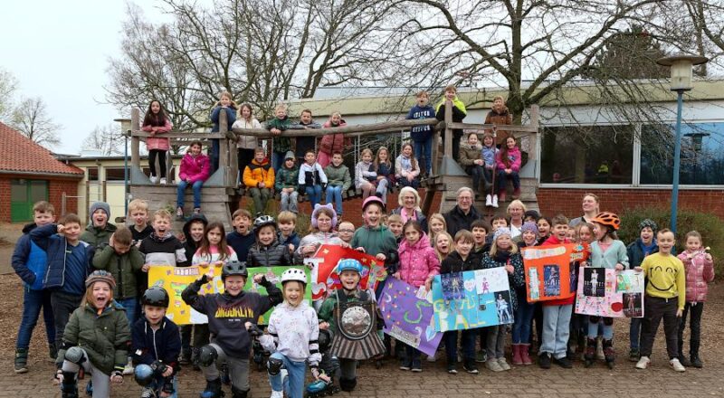 Die Kinder des dritten Jahrgangs der Grundschule Nord freuen sich auf ihre Fahrt nach Bochum. Jonathan (vorne links) hat sich als Rusty verkleidet. Foto: Thomas Dohna