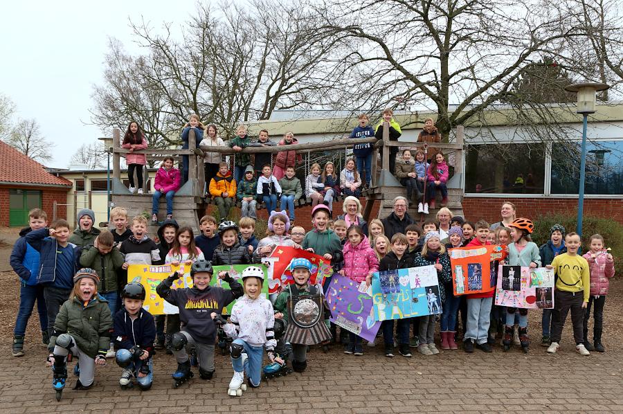 Die Kinder des dritten Jahrgangs der Grundschule Nord freuen sich auf ihre Fahrt nach Bochum. Jonathan (vorne links) hat sich als Rusty verkleidet. Foto: Thomas Dohna