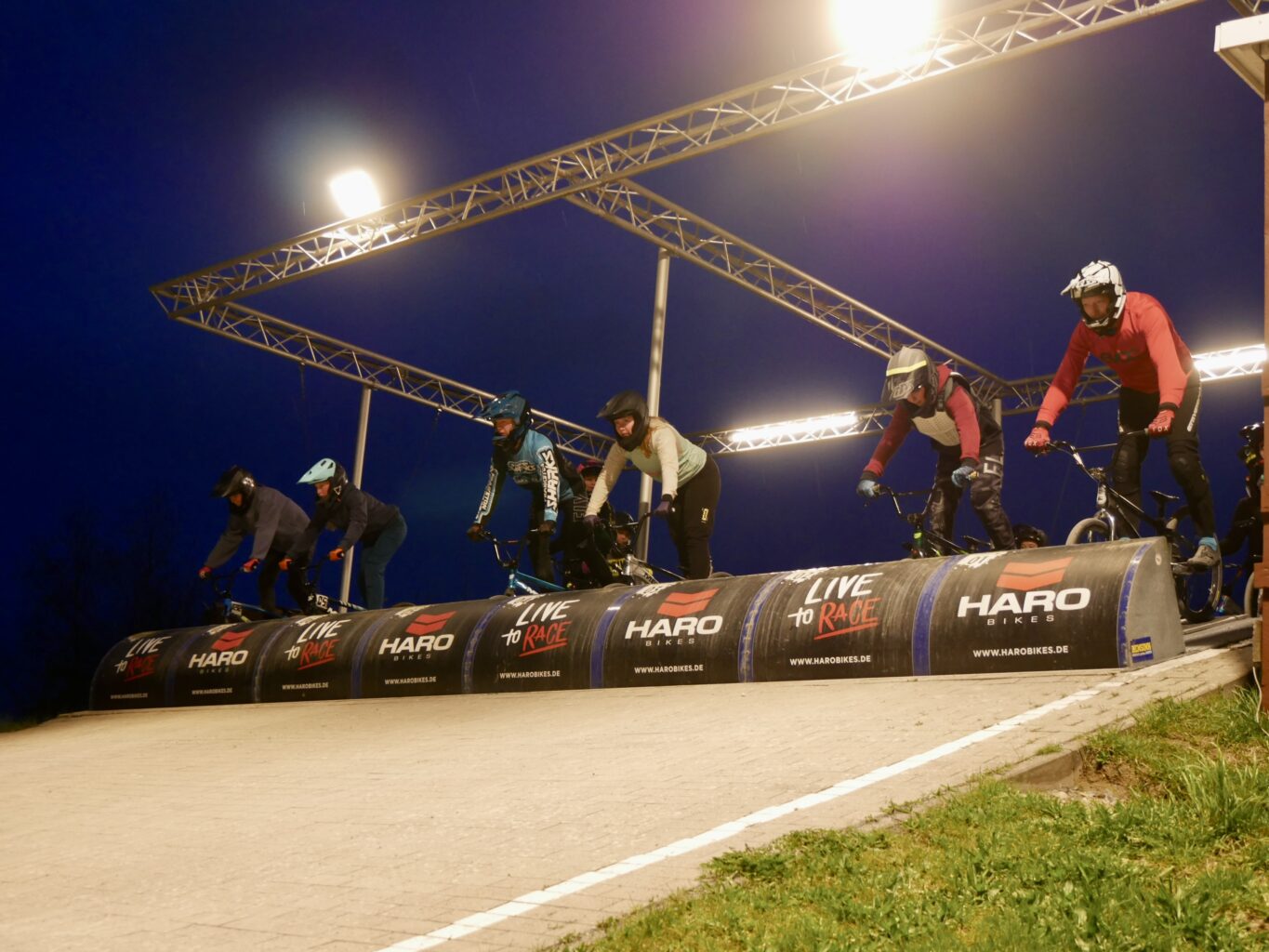 BMX-Fahrer warten auf den Start. Foto: Lisa Windolph