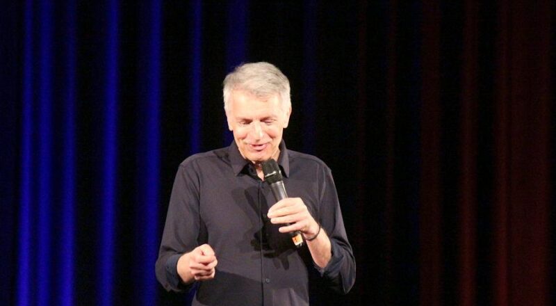 Der Comedian Johannes Flöck war in der Aula des Schulzentrums zu Gast. Foto: Thomas Dohna