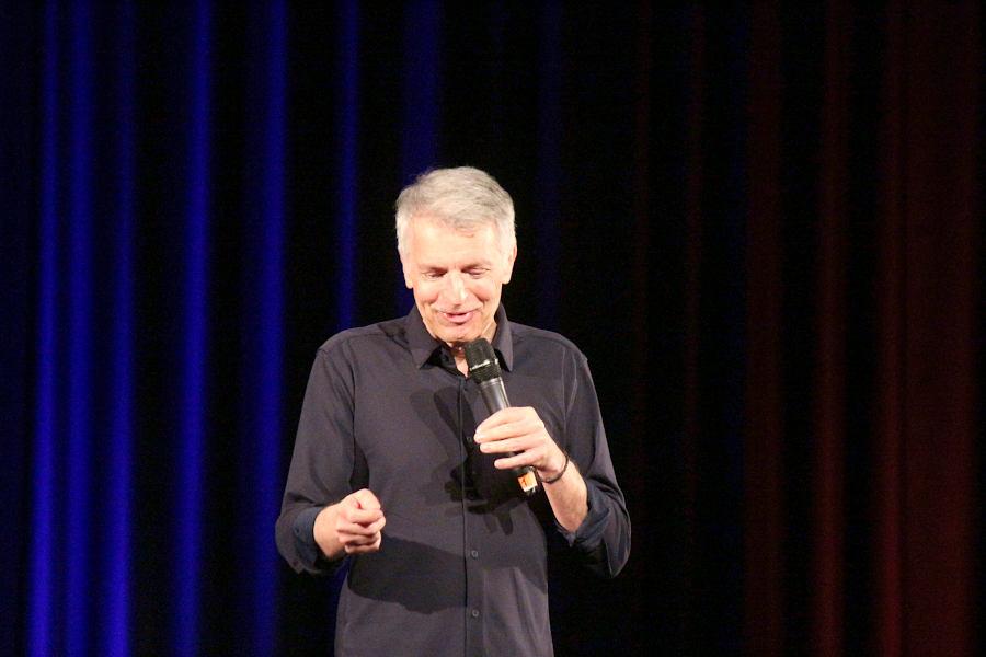 Der Comedian Johannes Flöck war in der Aula des Schulzentrums zu Gast. Foto: Thomas Dohna