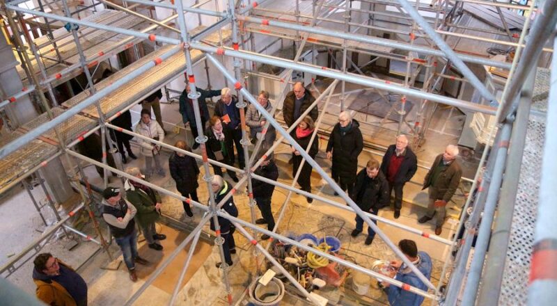 Ehemalige Kirchenälteste der Kirchengemeinde Leopoldshöhe stehen in der Kirche am Marktplatz, die zurzeit renoviert wird. Foto: Thomas Dohna