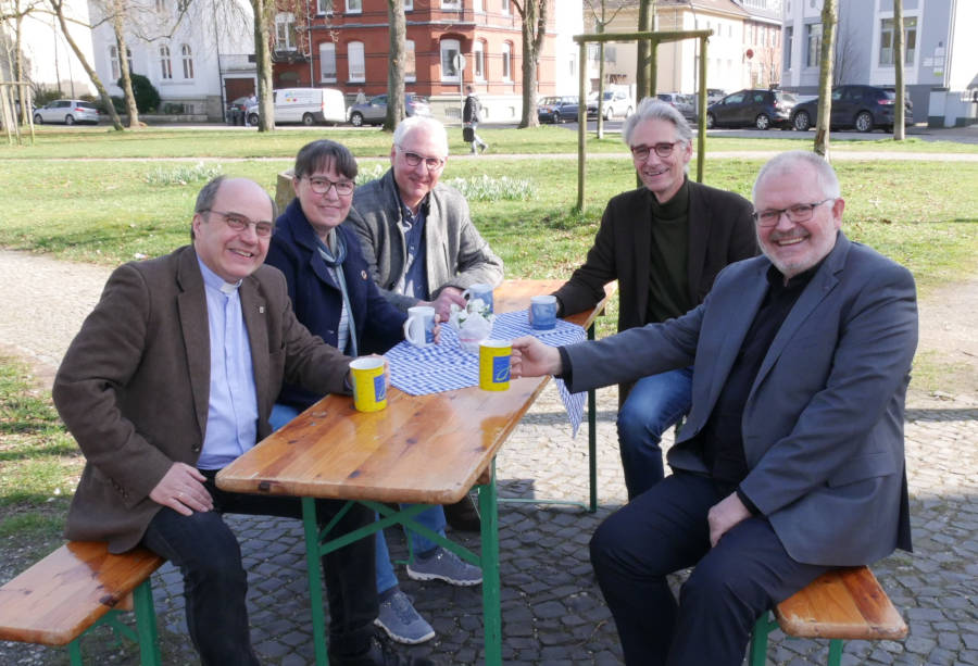 Freuen sich auf das Ökumenische Fest am 16. Juni in Lage: vorne v.l. Günter Loos, Heike Scharping und Richard Krause sowie hinten André Stitz (links) und Thomas Warnke (beide Lippische Landeskirche). Foto: Lippische Landeskirche