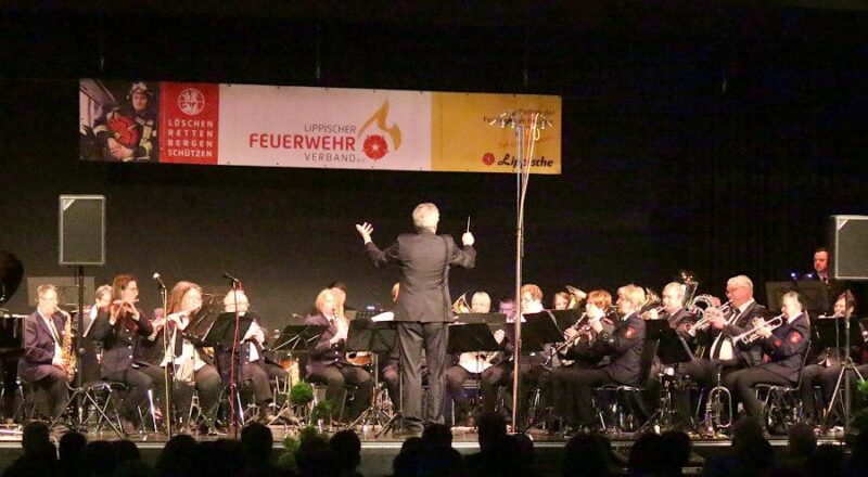 Der Kreisfeuerwehrmusikzug gab ein Konzert in der Aula des Schulzentrums. Foto: Thomas Dohna