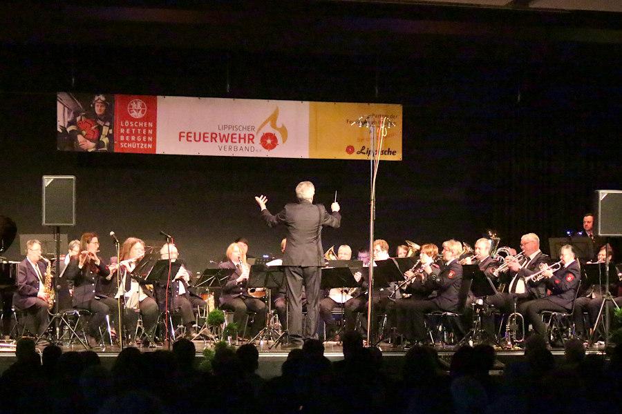 Der Kreisfeuerwehrmusikzug gab ein Konzert in der Aula des Schulzentrums. Foto: Thomas Dohna