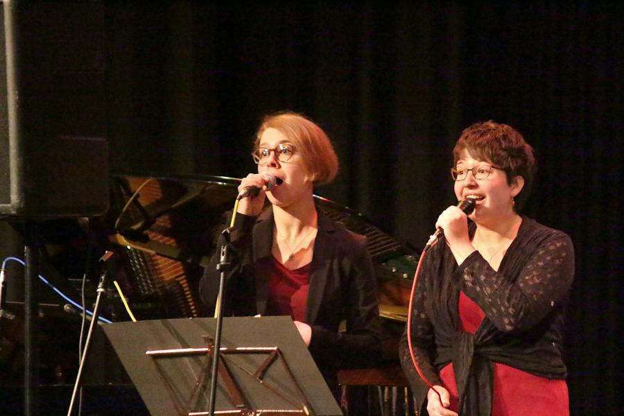 Die Solistinnen Sabine Schmitt und Beate Nolting sangen "The Rose". Foto: Thomas Dohna