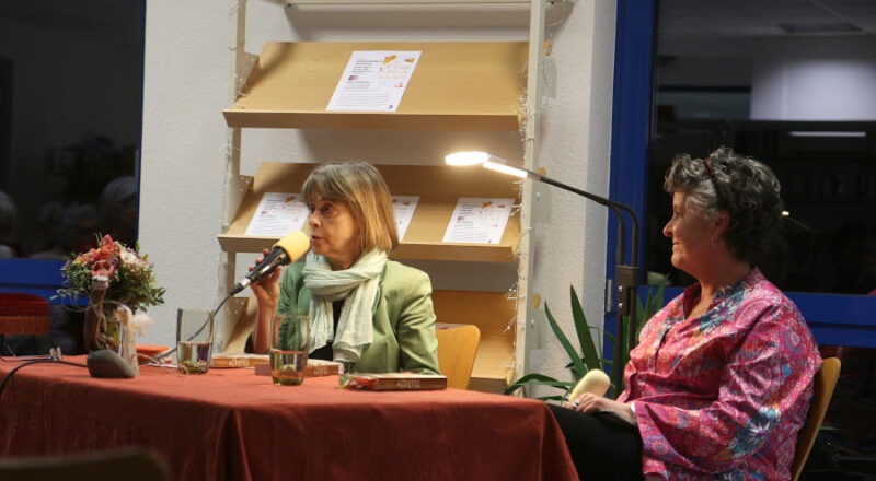 Gisela Steinhauer (links) war anlässlich des Internationalen Frauentages mit ihrem Buch zu Gast in der Gemeindebücherei in Leopoldshöhe. Foto: Thomas Dohna