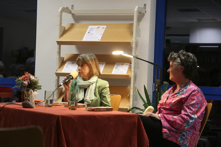 Gisela Steinhauer (links) war anlässlich des Internationalen Frauentages mit ihrem Buch zu Gast in der Gemeindebücherei in Leopoldshöhe. Foto: Thomas Dohna