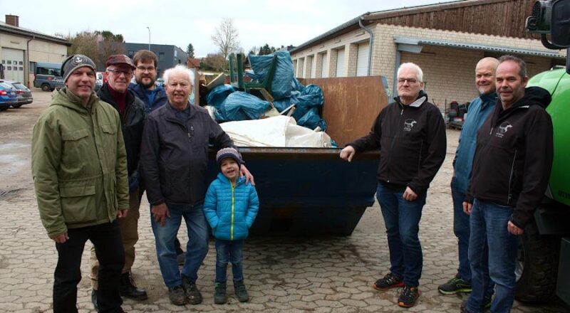 Mitglieder der SPD und des MSC Leopoldshöhe und Reiner Loer von der Gemeindeverwaltung (zweiter von rechts) stehen vor dem Müllcontainer. Foto: Thomas Dohna