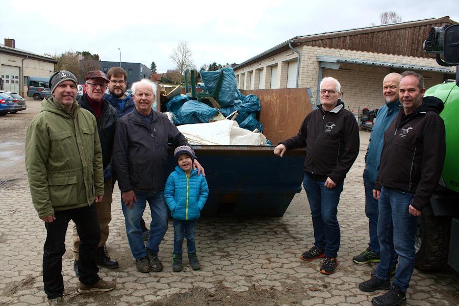 Mitglieder der SPD und des MSC Leopoldshöhe und Reiner Loer von der Gemeindeverwaltung (zweiter von rechts) stehen vor dem Müllcontainer. Foto: Thomas Dohna