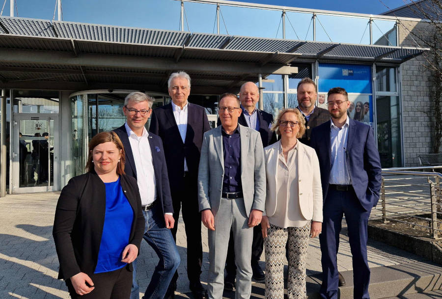 Freuten sich über ein volles Haus (von links): Christina Flöter (Referentin IHK Lippe), Moderator Markus Knoblich (Radio Lippe), Volker Steinbach (Präsident IHK Lippe), Michael Falkenrath (BVK e.V., Bezirksverband Lippe und stellvertretender Leiter Arbeitskreises Versicherungsvermittler:innen), Eckhard Maaß (Leiter IHK Arbeitskreises Versicherungsvermittler:innen), Holger Wienke (Vorstandsvorsitzender BWV e.V. OWL), Astrid Sander (Vorsitzende BVK e.V., Bezirksverband OW) sowie Referent Ernst-Wolfgang Holzapfel (Referent). Foto: IHK Lippe