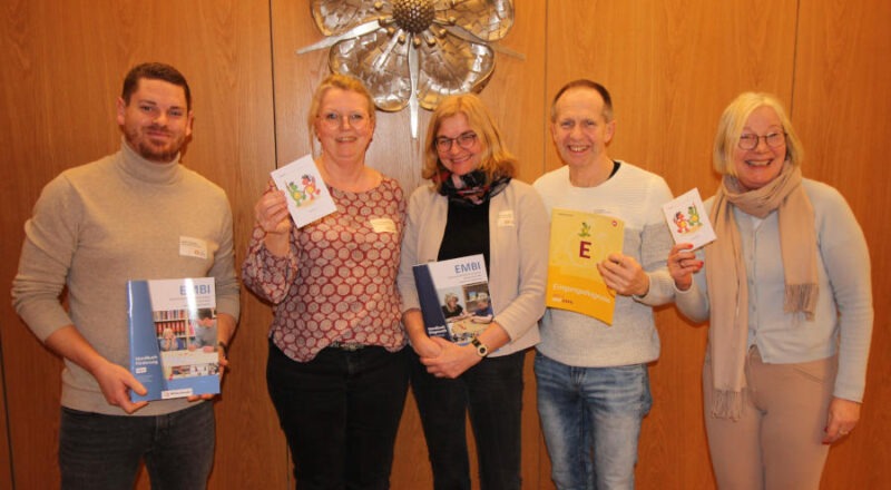 Sie machen Grundschulen fit für die Förderung rechenschwacher Schulanfänger (von links): Johannes Driediger (Kompetenzteam Kreis Lippe), Prof. Dr. Andrea Peter-Koop (Universität Bielefeld), Christa Kiehl-Oestreich (Kompetenzteam Kreis Lippe), Torsten Mewes (Kompetenzteam Kreis Lippe) und Rita Balke (Regionale Schulpsychologische Beratung Lippe). Foto: Kreis Lippe