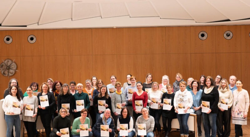 Der Kreis Lippe hat 42 Kindertagespflegepersonen aus dem Kreisgebiet ein Gütesiegel für Qualitätssicherung verliehen. Foto: Kreis Lippe