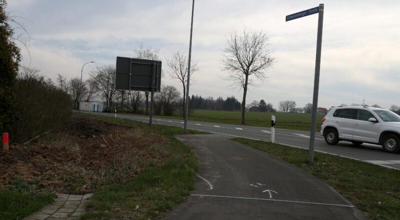 Zeichnungen auf dem Weg und gerodete Büsche sind die Vorzeichen für den Bau des Radweges an der Schackenburger Straße. Foto: Thomas Dohna