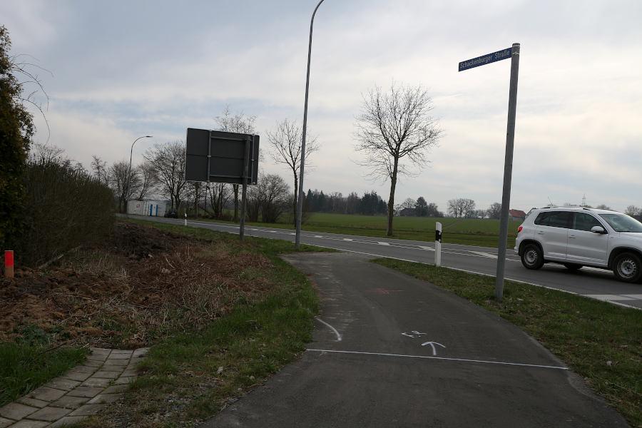 Zeichnungen auf dem Weg und gerodete Büsche sind die Vorzeichen für den Bau des Radweges an der Schackenburger Straße. Foto: Thomas Dohna