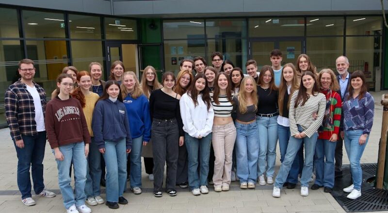 Die Schülerinnen und Schüler aus Slowenien und ihre Lehrerinnen sind zum ersten Mal Gast an der FFG und haben sich mit ihren Gastgebern, den Schülerinnen und Schülern sowie Lehrern der FFG, zum Foto aufgestellt. Foto Thomas Dohna