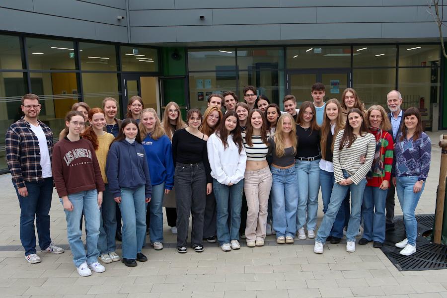 Die Schülerinnen und Schüler aus Slowenien und ihre Lehrerinnen sind zum ersten Mal Gast an der FFG und haben sich mit ihren Gastgebern, den Schülerinnen und Schülern sowie Lehrern der FFG, zum Foto aufgestellt. Foto Thomas Dohna