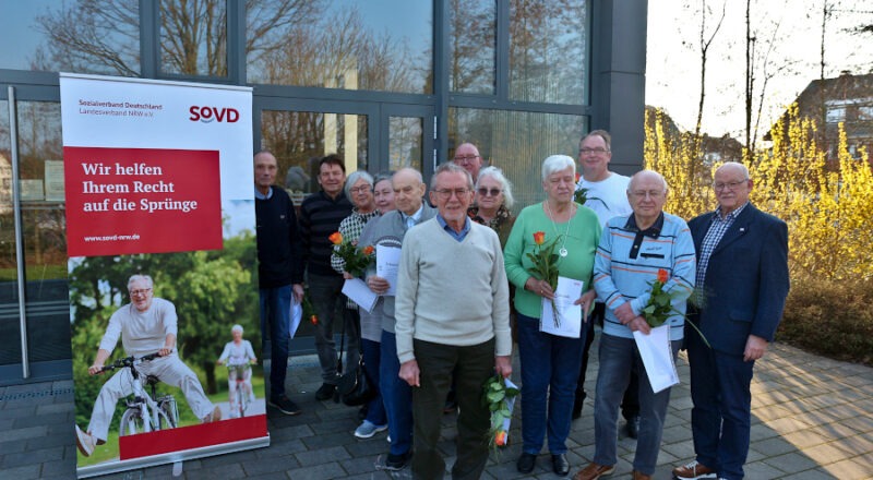 Udo Jürgen Wichter (von links), Reinhard Schubert, Ulrike Rösner (stellvertretende Vorsitzende), Margot Armatage, Günter Armatage, Friedrich Brüntrup, Christa Schulze, Axel Böcker (SoVD-Kreisschatzmeister), Marlis Zonzalla, Karsten Bollhöfner, Wolfgang Zonzalla und der Vorsitzende Hans Koppmann stehen vor dem B-vier. Foto: Thomas Dohna