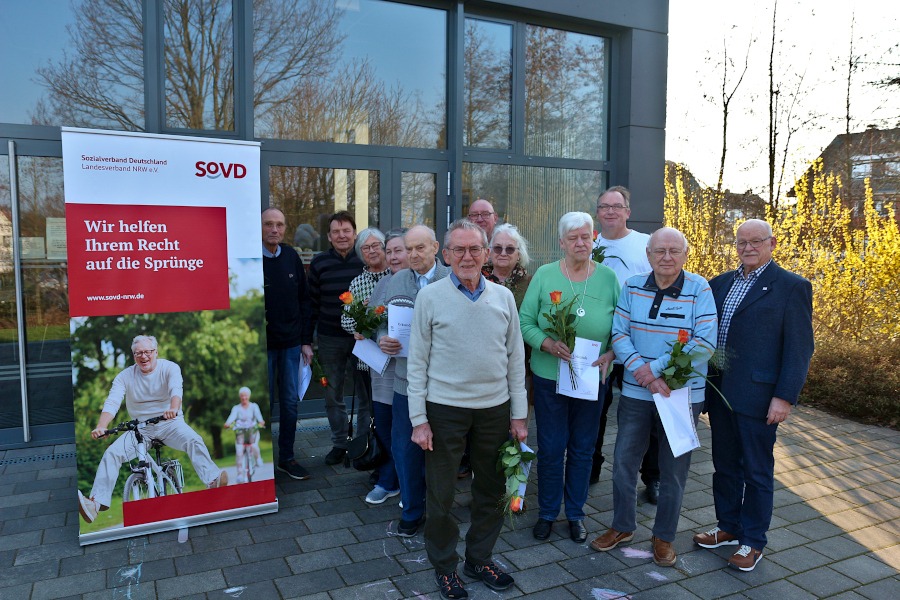 Udo Jürgen Wichter (von links), Reinhard Schubert, Ulrike Rösner (stellvertretende Vorsitzende), Margot Armatage, Günter Armatage, Friedrich Brüntrup, Christa Schulze, Axel Böcker (SoVD-Kreisschatzmeister), Marlis Zonzalla, Karsten Bollhöfner, Wolfgang Zonzalla und der Vorsitzende Hans Koppmann stehen vor dem B-vier. Foto: Thomas Dohna