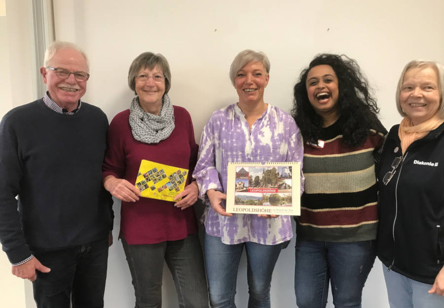 Helmut Depping, Margret Winter, Jaqueline Munder, Thuwarakaa Gnanaseelan und Beate Kaupat (von links) bei der Übergabe der Spende. Foto: Heimatverein Leopoldshöhe