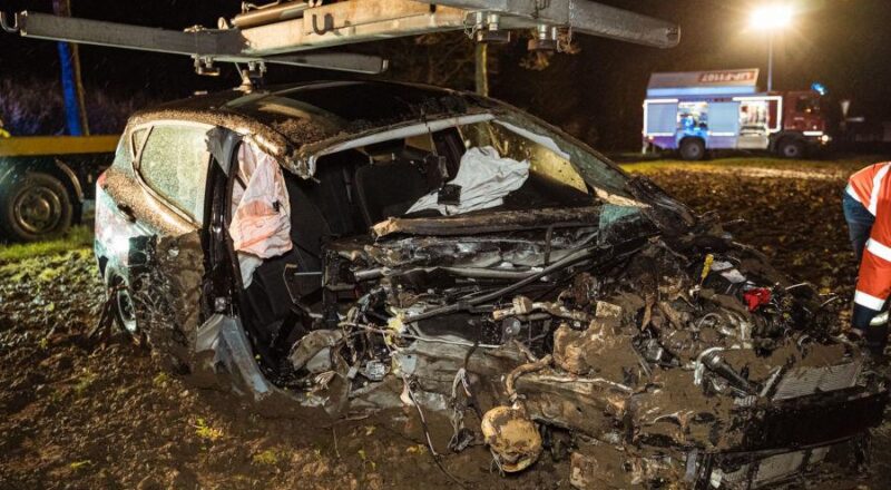 Völlig zerstört liegt der Ford Fiesta auf einem Acker. Foto: Freiwillige Feuerwehr Leopoldshöhe