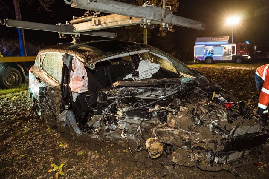 Völlig zerstört liegt der Ford Fiesta auf einem Acker. Foto: Freiwillige Feuerwehr Leopoldshöhe