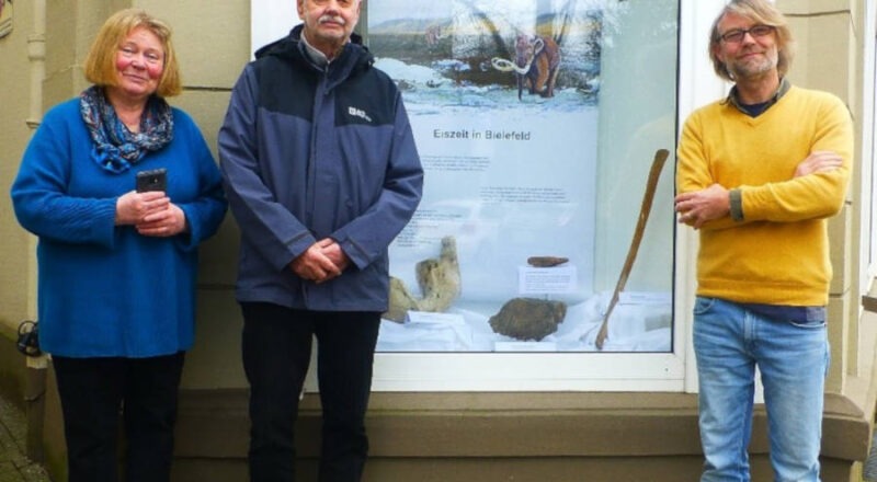 Brachten die Mammutfossilien in die Arndtstraße (v.l.): Marion Scheuer und Heinz-Dieter Zutz vom namu sowie Verleger Roland Siekmann. Foto: Susanne Schultz.